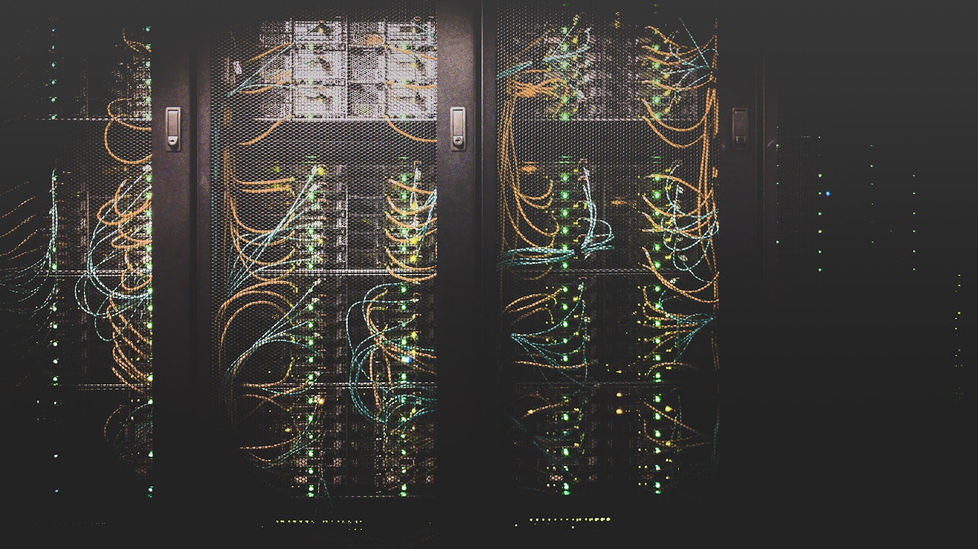 Beleuchtete Server-Racks in einem modernen Rechenzentrum